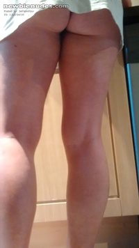 who wants to cum on my girls curvy arse and creamy thighs??