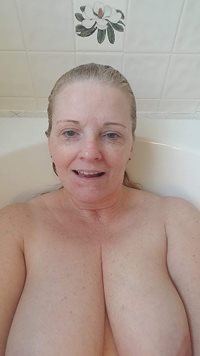 Big Boobs in the tub for a bath