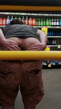 Ass cheeka spread in public