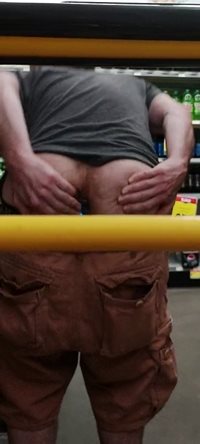 Ass cheeka spread in public