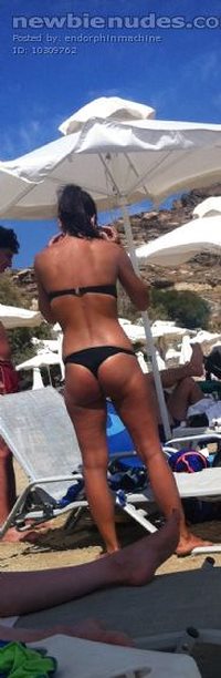 She right next to us on the beach... What a great assss.... Mmmmmm